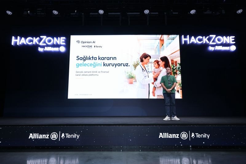 HackZone by Allianz Demo Day sahnesinde Opinion AI sunumu; perdede “Sağlıkta kararın geleceğini kuruyoruz.” yazan slayt ve sahnede bir konuşmacı