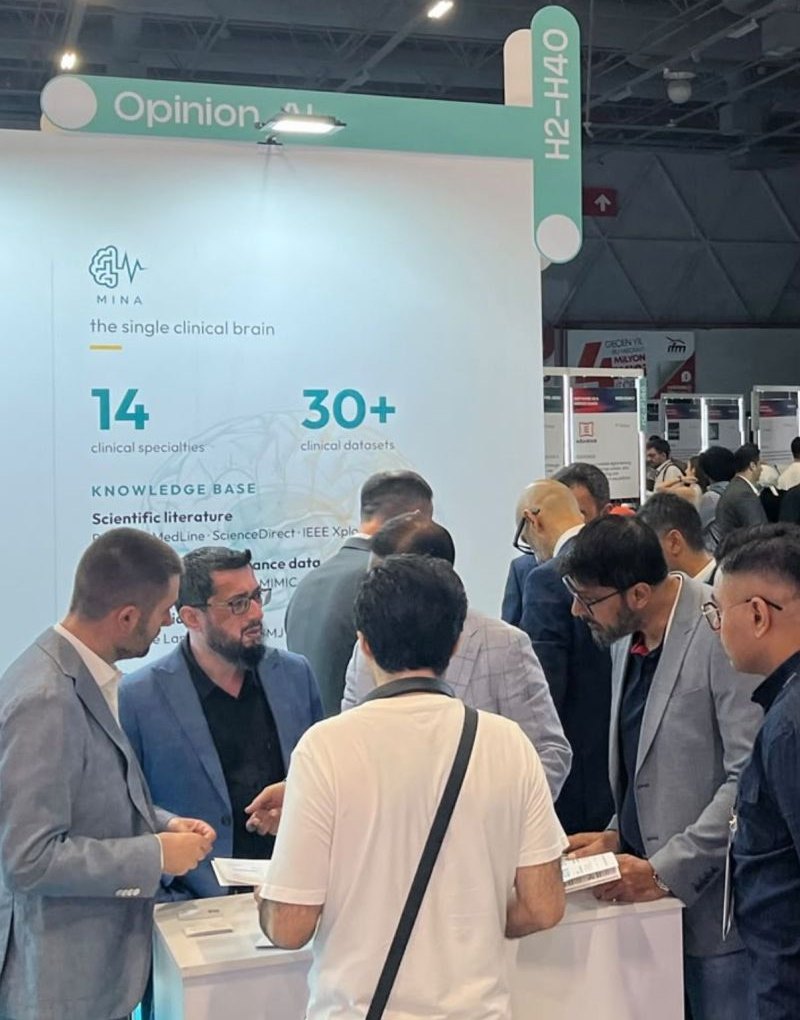 GITEX AI Türkiye İstanbul'da Opinion AI standı; MINA tanıtım panosunun önünde ziyaretçiler sohbet ediyor ve broşürleri inceliyor